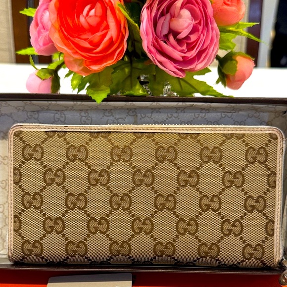 Authentic Gucci Tan Monogram Zippy Wallet - Picture 2 of 15